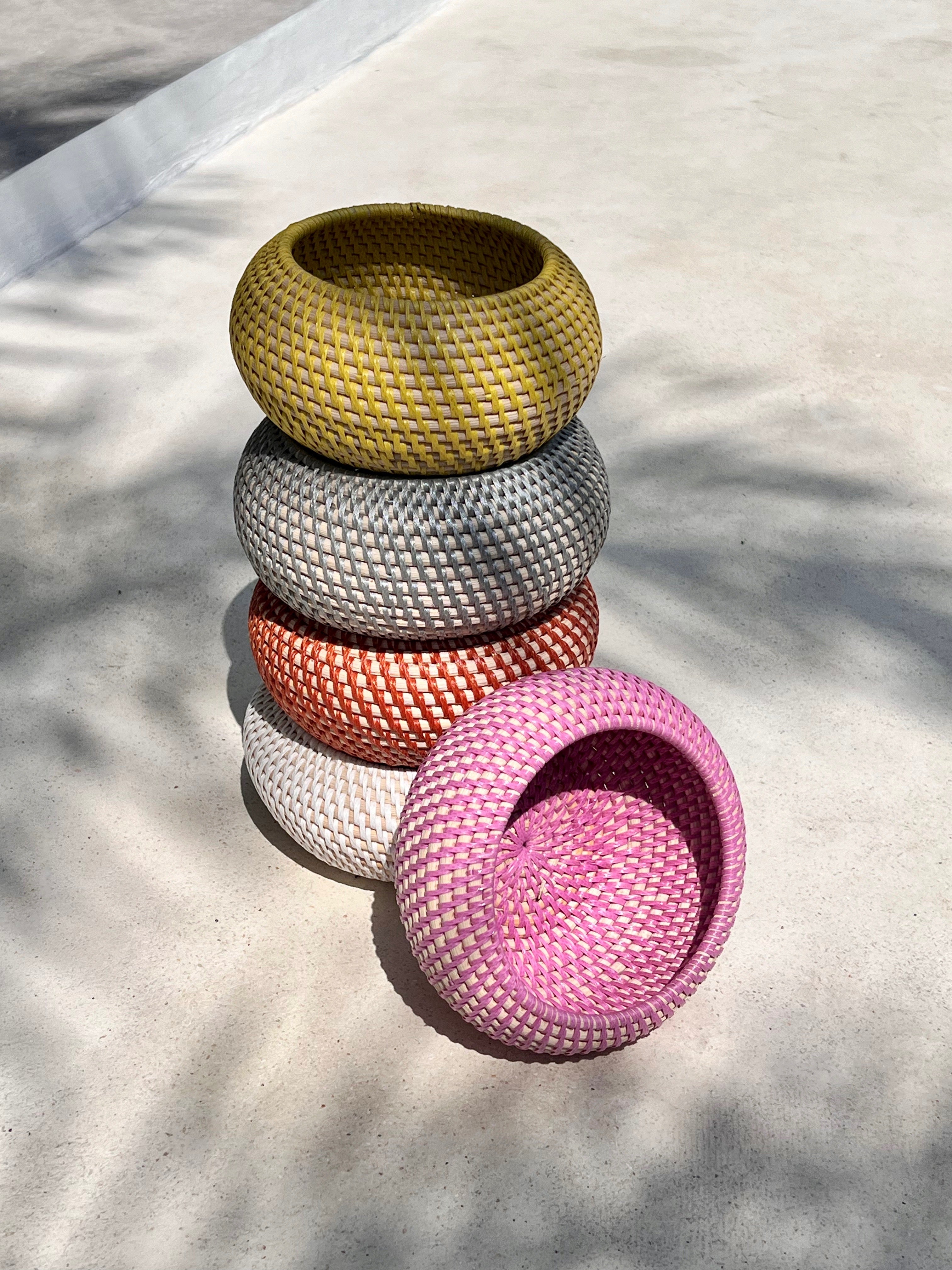 Nook Rattan-Schale – Handgefertigt, Rund, mit farbigem recyceltem Kunststoff für kleine Dinge