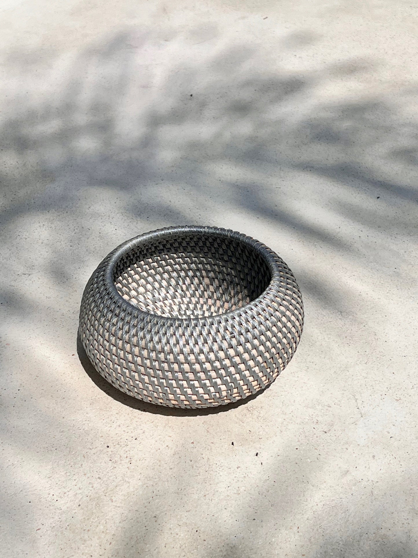 Nook Rattan-Schale – Handgefertigt, Rund, mit farbigem recyceltem Kunststoff für kleine Dinge