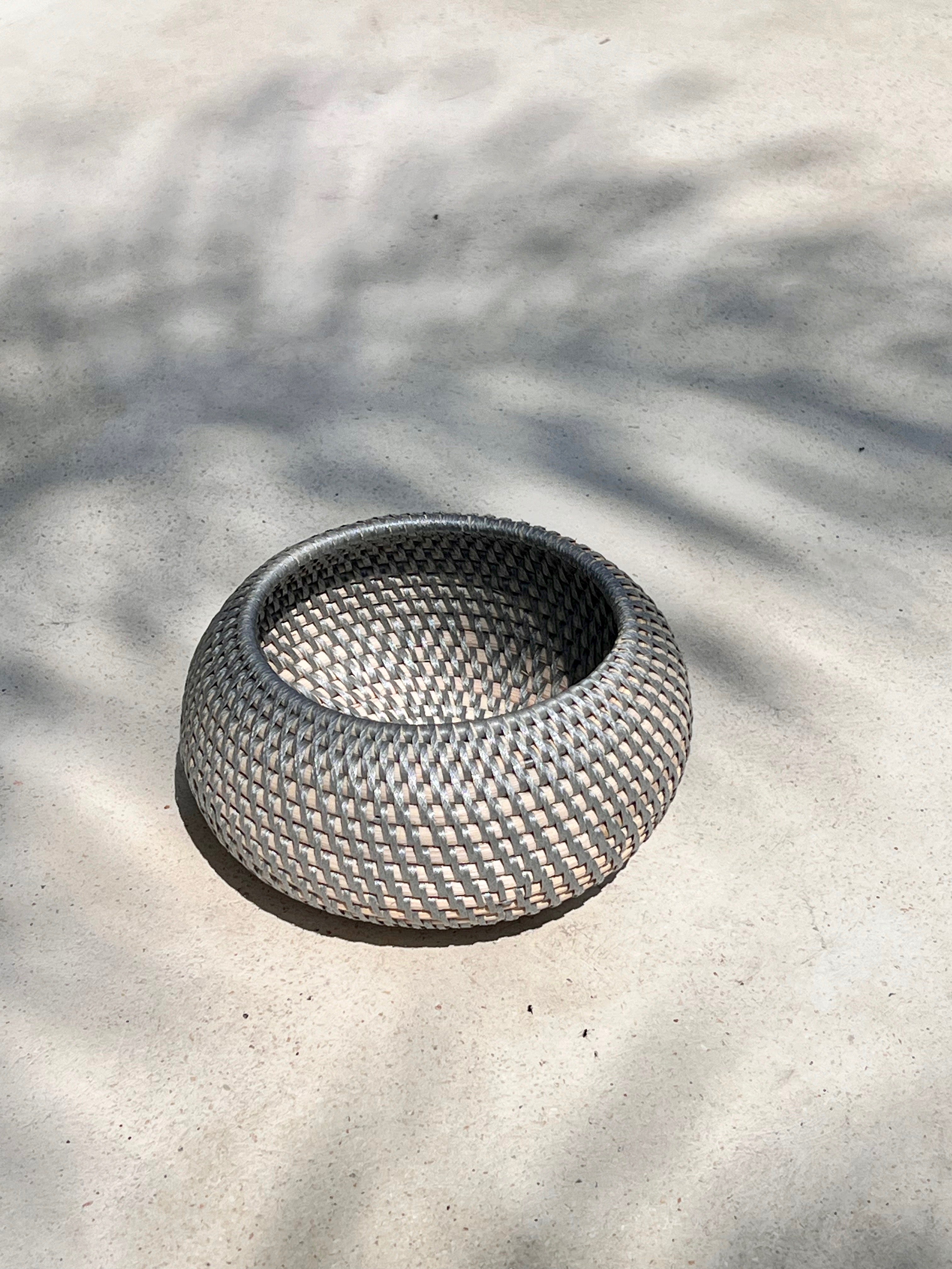 Nook Rattan-Schale – Handgefertigt, Rund, mit farbigem recyceltem Kunststoff für kleine Dinge