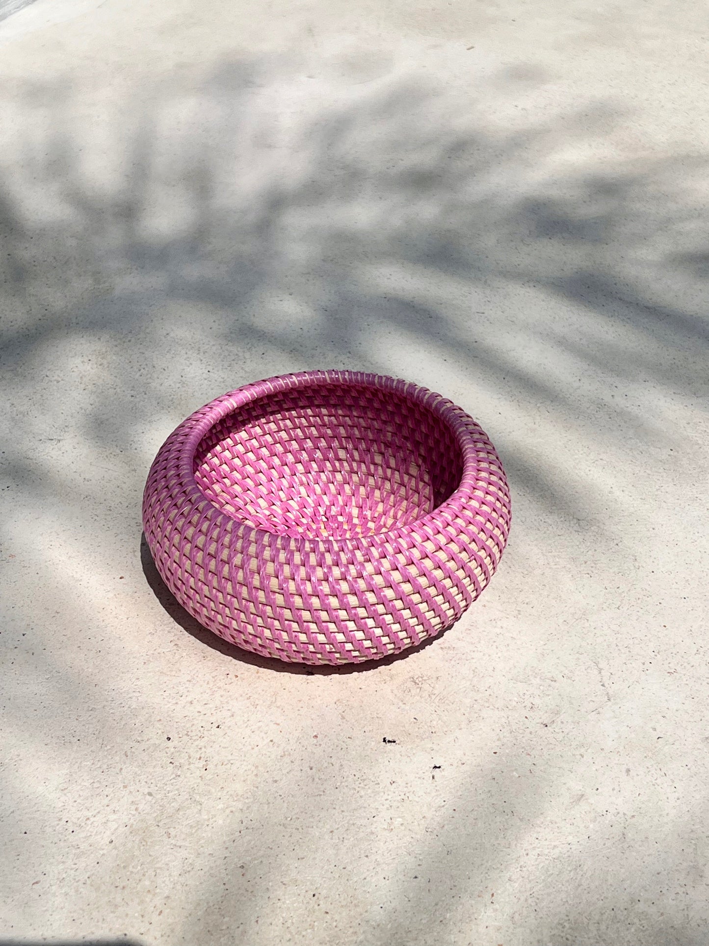 Nook Rattan-Schale – Handgefertigt, Rund, mit farbigem recyceltem Kunststoff für kleine Dinge