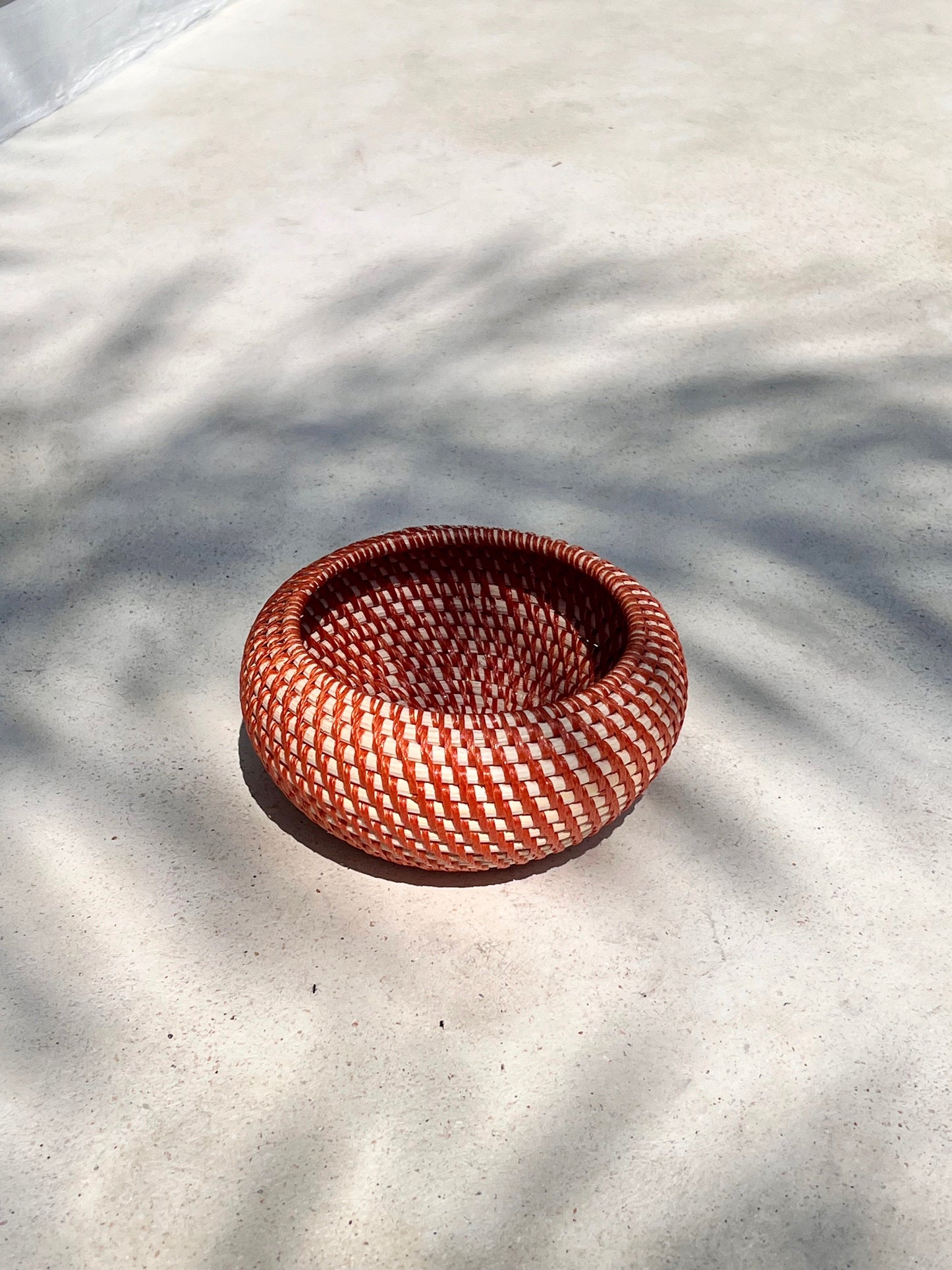 Nook Rattan-Schale – Handgefertigt, Rund, mit farbigem recyceltem Kunststoff für kleine Dinge